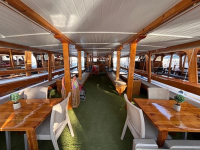 Queen C — Two decks, a saloon and a bar